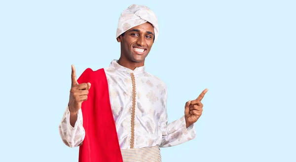 Geleneksel Sherwani Sari Elbiseleri Giyen Afrikalı Yakışıklı Bir Adam Gülümseyerek — Stok fotoğraf