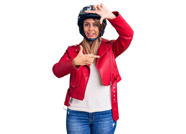 年轻美丽的女人戴着摩托车头盔 微笑着用双手和手指做框架 脸上洋溢着幸福的表情 创意与摄影概念 — 图库照片