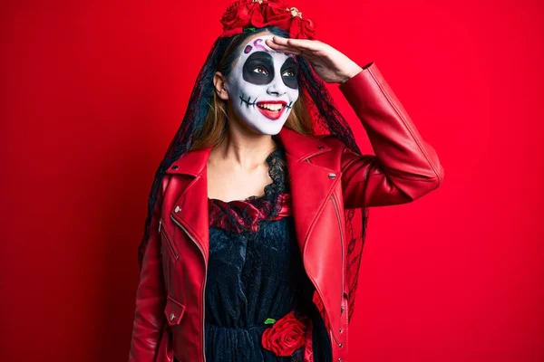 Mulher Vestindo Dia Traje Morto Sobre Vermelho Muito Feliz Sorrindo — Fotografia de Stock