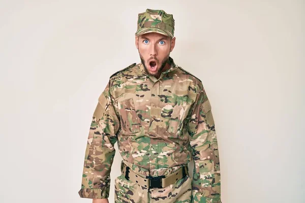 Joven Hombre Caucásico Vistiendo Camuflaje Ejército Uniforme Asustado Sorprendido Con — Foto de Stock