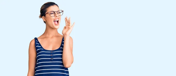 Mujer Hermosa Joven Con Ropa Casual Gafas Gritando Gritando Fuerte — Foto de Stock