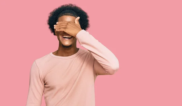 Afro Saçlı Sıradan Kıyafetler Giyen Gülümseyen Elleri Yüzünde Şaşırtmak Için — Stok fotoğraf