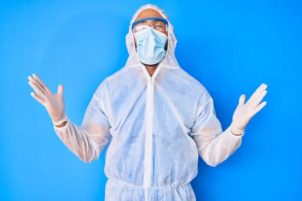 Jonge Spaanse Man Draagt Dokter Coronavirus Bescherming Uniform Viert Gek — Stockfoto