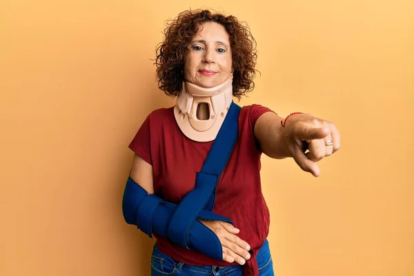 Beautiful Middle Age Mature Woman Wearing Cervical Collar Arm Sling — Stock Photo, Image