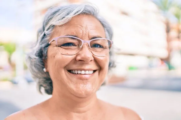 Mujer Mediana Edad Con Pelo Gris Sonriendo Feliz Aire Libre —  Fotos de Stock