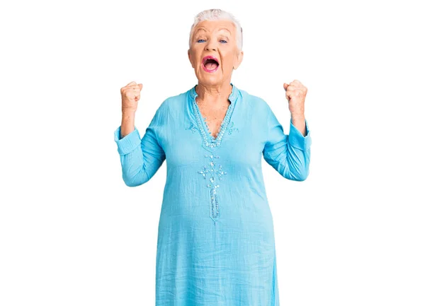 Ältere Schöne Frau Mit Blauen Augen Und Grauen Haaren Sommerkleid — Stockfoto