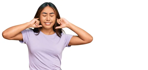 Junge Lateinamerikanische Frau Lässiger Kleidung Die Die Ohren Mit Genervten — Stockfoto