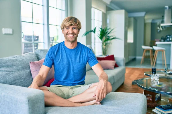 Middelbare Leeftijd Knappe Blanke Man Ontspannen Bank Thuis Zitten — Stockfoto