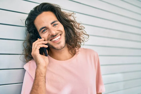 Jonge Latino Man Glimlachend Gelukkig Praten Smartphone Leunend Muur — Stockfoto