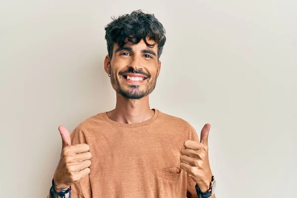 Junger Hispanischer Mann Lässiger Kleidung Mit Positiver Geste Mit Der — Stockfoto