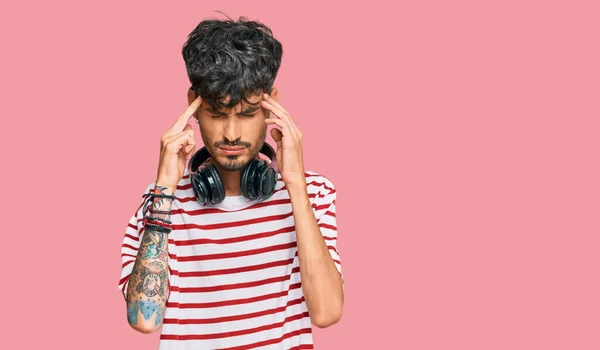 Hombre Hispano Joven Escuchando Música Usando Auriculares Con Mano Cabeza —  Fotos de Stock