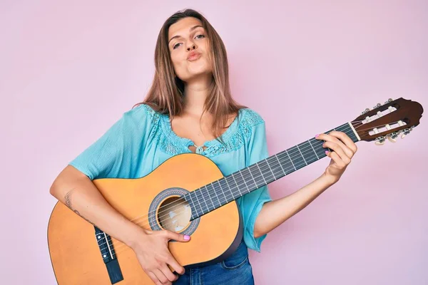 Hermosa Mujer Caucásica Tocando Guitarra Clásica Mirando Cámara Soplando Beso — Foto de Stock