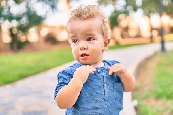 Söt Och Ledsen Liten Pojke Gråter Har Ett Utbrott Parken — Stockfoto