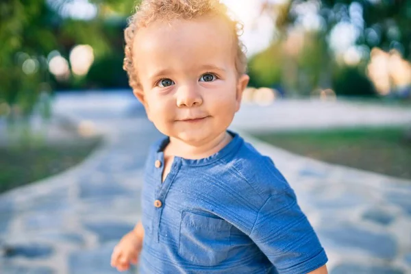 Słodki Szczęśliwy Chłopczyk Bawiący Się Parku Słoneczny Dzień Piękne Blond — Zdjęcie stockowe