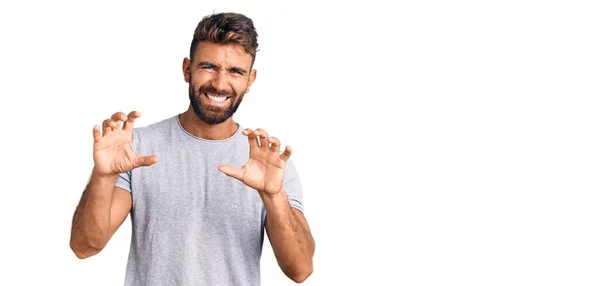 Giovane Uomo Ispanico Indossa Abiti Casual Sorridente Divertente Facendo Gesto — Foto Stock