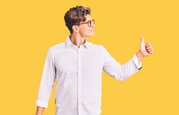 Joven Hombre Guapo Vistiendo Ropa Negocios Gafas Luciendo Orgulloso Sonriendo —  Fotos de Stock