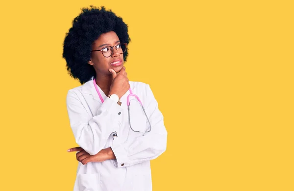 Fiatal Afro Amerikai Orvosi Kabát Sztetoszkóp Gondolkodás Aggódik Egy Kérdés — Stock Fotó