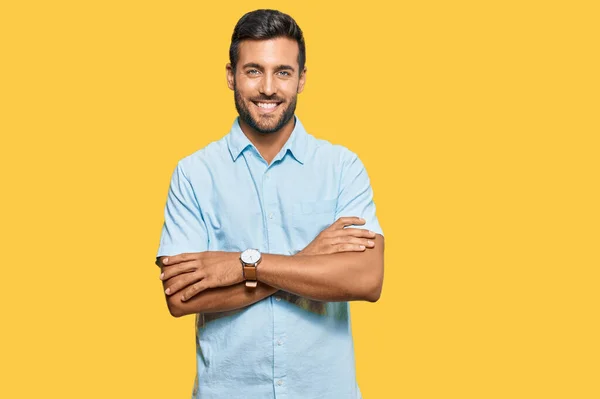 Hombre Hispano Guapo Usando Ropa Casual Cara Feliz Sonriendo Con —  Fotos de Stock