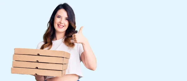 Vacker Ung Brunett Kvinna Som Håller Leverans Pizza Box Ler — Stockfoto
