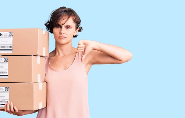 Schöne Junge Frau Mit Kurzen Haaren Die Lieferpakete Mit Wütendem — Stockfoto