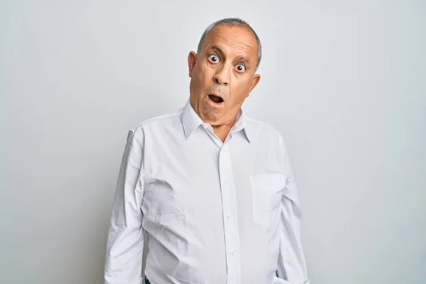 Knappe Senior Man Met Casual Wit Shirt Shock Gezicht Zoek — Stockfoto