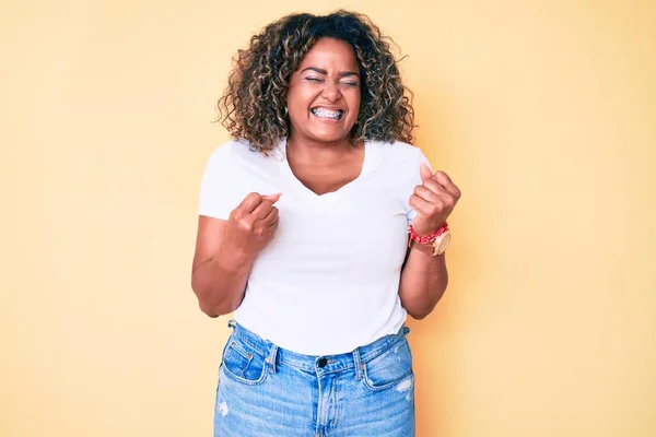 Junge Afrikanisch Amerikanische Size Frau Lässigem Weißem Shirt Begeistert Für — Stockfoto