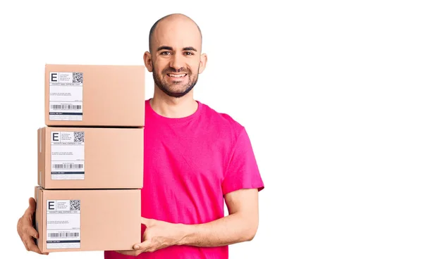 Jovem Homem Bonito Segurando Pacote Entrega Olhando Positivo Feliz Sorrindo — Fotografia de Stock