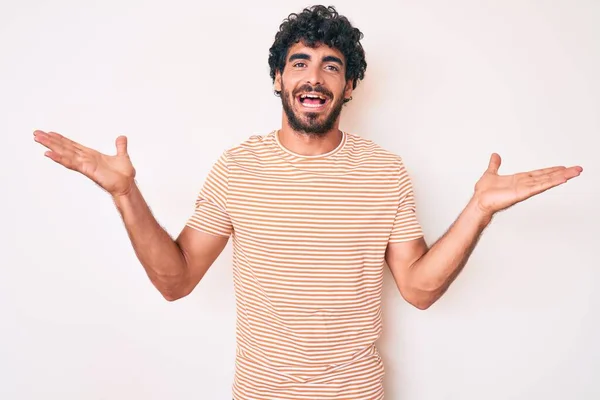 Beau Jeune Homme Aux Cheveux Bouclés Ours Portant Shirt Rayé — Photo