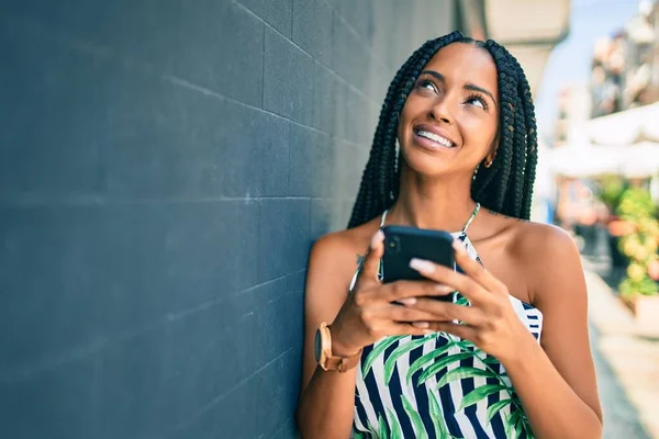 Joven Mujer Afroamericana Sonriendo Feliz Usando Smartphone Ciudad — Foto de Stock