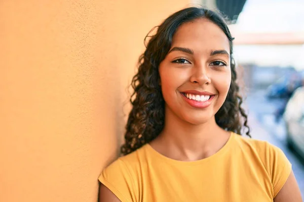 Joven Afroamericana Americana Sonriendo Feliz Apoyada Pared Ciudad — Foto de Stock