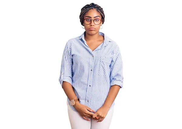 Молода Афро Американська Жінка Плечима Повсякденному Одязі Окулярах Пригнічена Стурбована — стокове фото