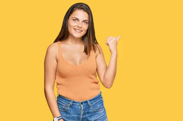 Mulher Branca Jovem Vestindo Roupas Casuais Sorrindo Com Rosto Feliz — Fotografia de Stock