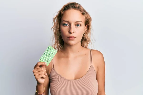 Mulher Branca Bonita Segurando Pílulas Controle Natalidade Pensando Atitude Expressão — Fotografia de Stock