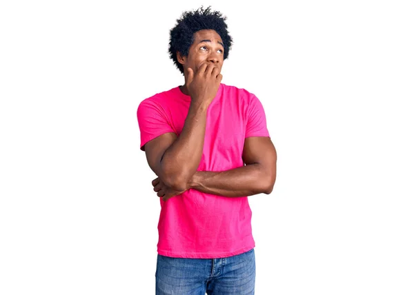 Όμορφος Αφροαμερικανός Αφρο Μαλλιά Που Φοράει Ροζ Μπλουζάκι Που Δείχνει — Φωτογραφία Αρχείου