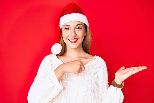 Jovem Morena Usando Chapéu Natal Surpreendido Sorrindo Para Câmera Enquanto — Fotografia de Stock