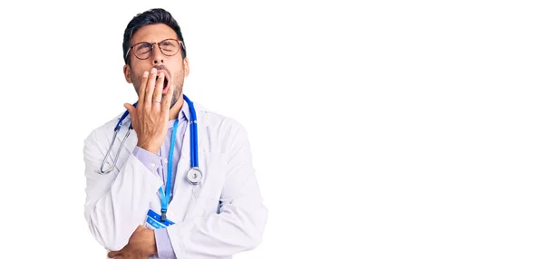 Jovem Hispânico Vestindo Uniforme Médico Estetoscópio Entediado Bocejo Cansado Cobrindo — Fotografia de Stock