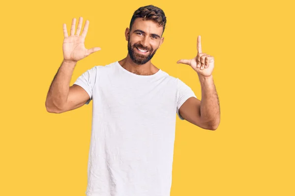 Jonge Spaanse Man Draagt Casual Witte Tshirt Tonen Wijzen Met — Stockfoto