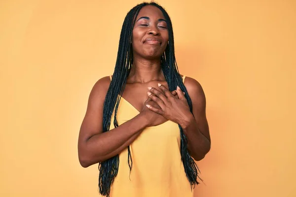 Mujer Afroamericana Con Trenzas Con Ropa Casual Sonriendo Con Las —  Fotos de Stock