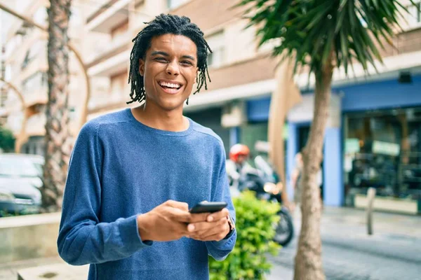 Jonge Afrikaans Amerikaanse Man Lacht Gelukkig Met Behulp Van Smartphone — Stockfoto