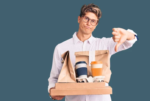 Jonge Knappe Man Draagt Zakelijke Kleding Met Voedsel Zijn Hand — Stockfoto