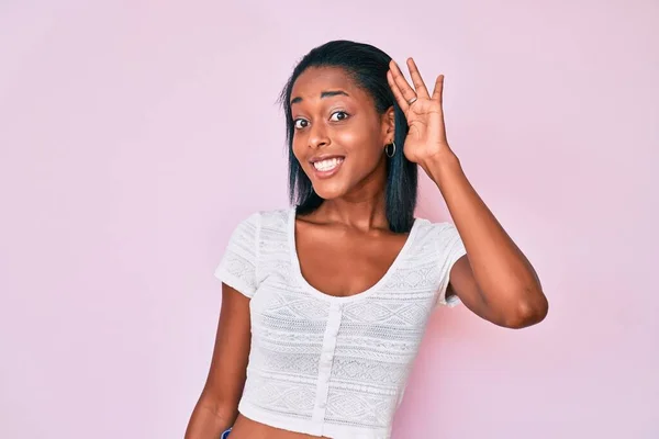 Jovem Afro Americana Vestindo Roupas Casuais Sorrindo Com Mão Sobre — Fotografia de Stock