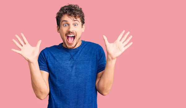 Homem Bonito Jovem Com Cabelo Encaracolado Vestindo Roupas Casuais Comemorando — Fotografia de Stock