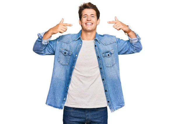 Snygg Kaukasier Man Bär Casual Denim Jacka Leende Glad Visar — Stockfoto