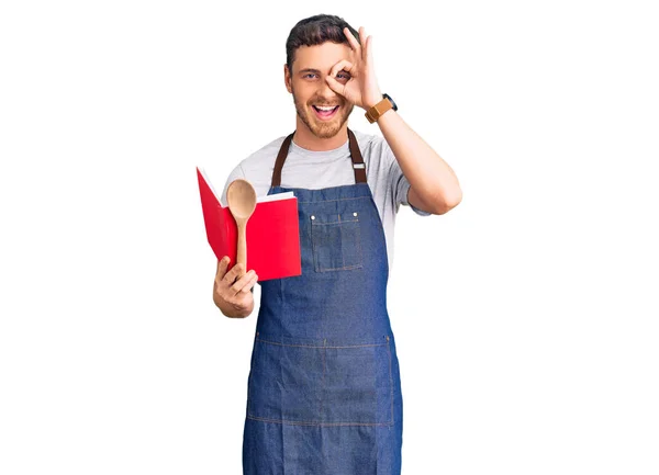 Guapo Joven Con Oso Vistiendo Delantal Panadero Profesional Leyendo Libro — Foto de Stock