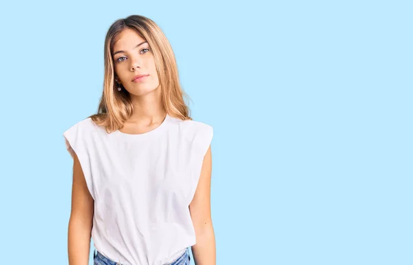 Hermosa Mujer Caucásica Con Cabello Rubio Que Lleva Camiseta Blanca —  Fotos de Stock