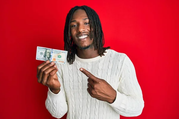 Afrikai Amerikai Férfi Zsinórral Kezében 100 Dolláros Bankjegy Boldogan Mosolygott — Stock Fotó
