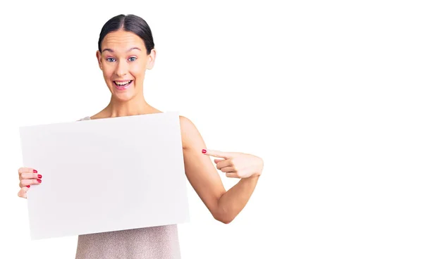 Mooi Brunette Jong Vrouw Holding Leeg Banner Glimlachen Gelukkig Wijzend — Stockfoto