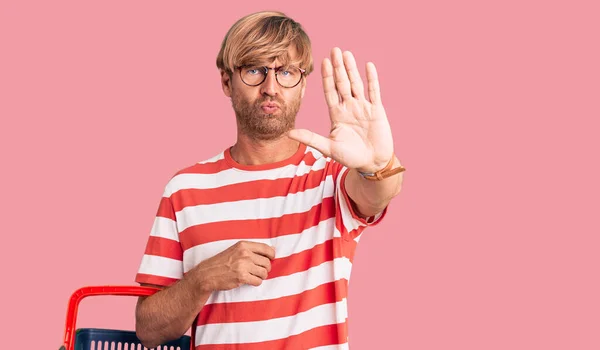 Knappe Blanke Man Met Baard Supermarkt Mandje Met Open Hand — Stockfoto