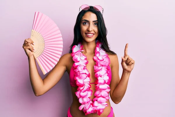 Schöne Hispanische Frau Bikini Hält Handfan Lächelnd Mit Einer Idee — Stockfoto