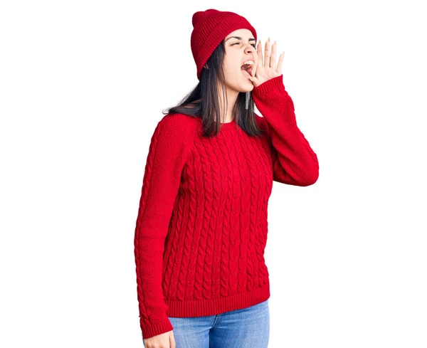Młoda Piękna Dziewczyna Nosząca Sweter Wełnianą Czapkę Krzycząca Krzycząca Głośno — Zdjęcie stockowe